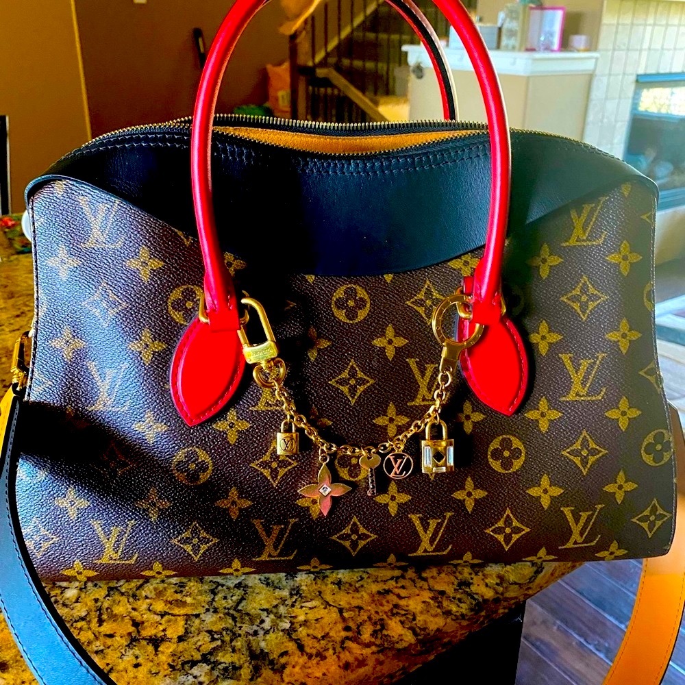 ❣️🖤❣️Gorgeous LV Tuileries Canvas w/leather shoulder/crossbody❣️🖤❣️
